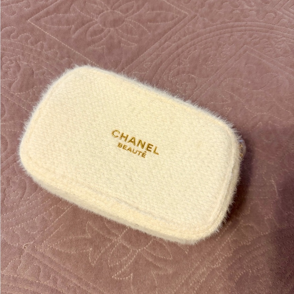 CHANEL Beauté Ivory Makeup Pouch